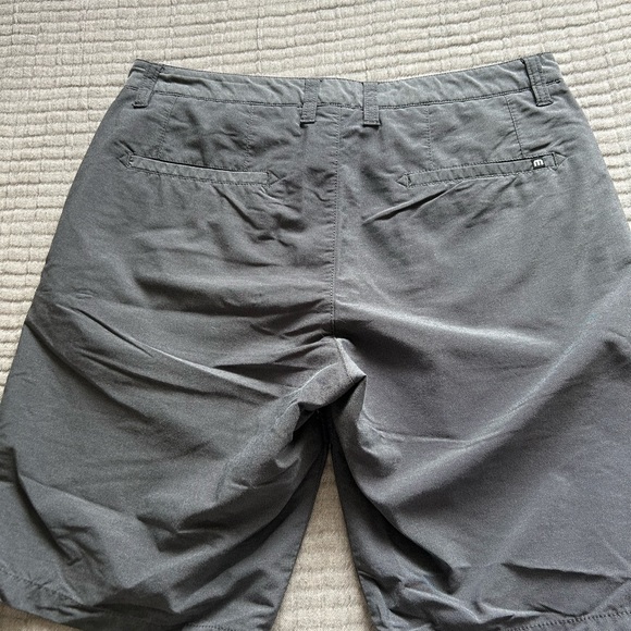 Travis Mathew Shorts size 32 - Picture 2 of 5